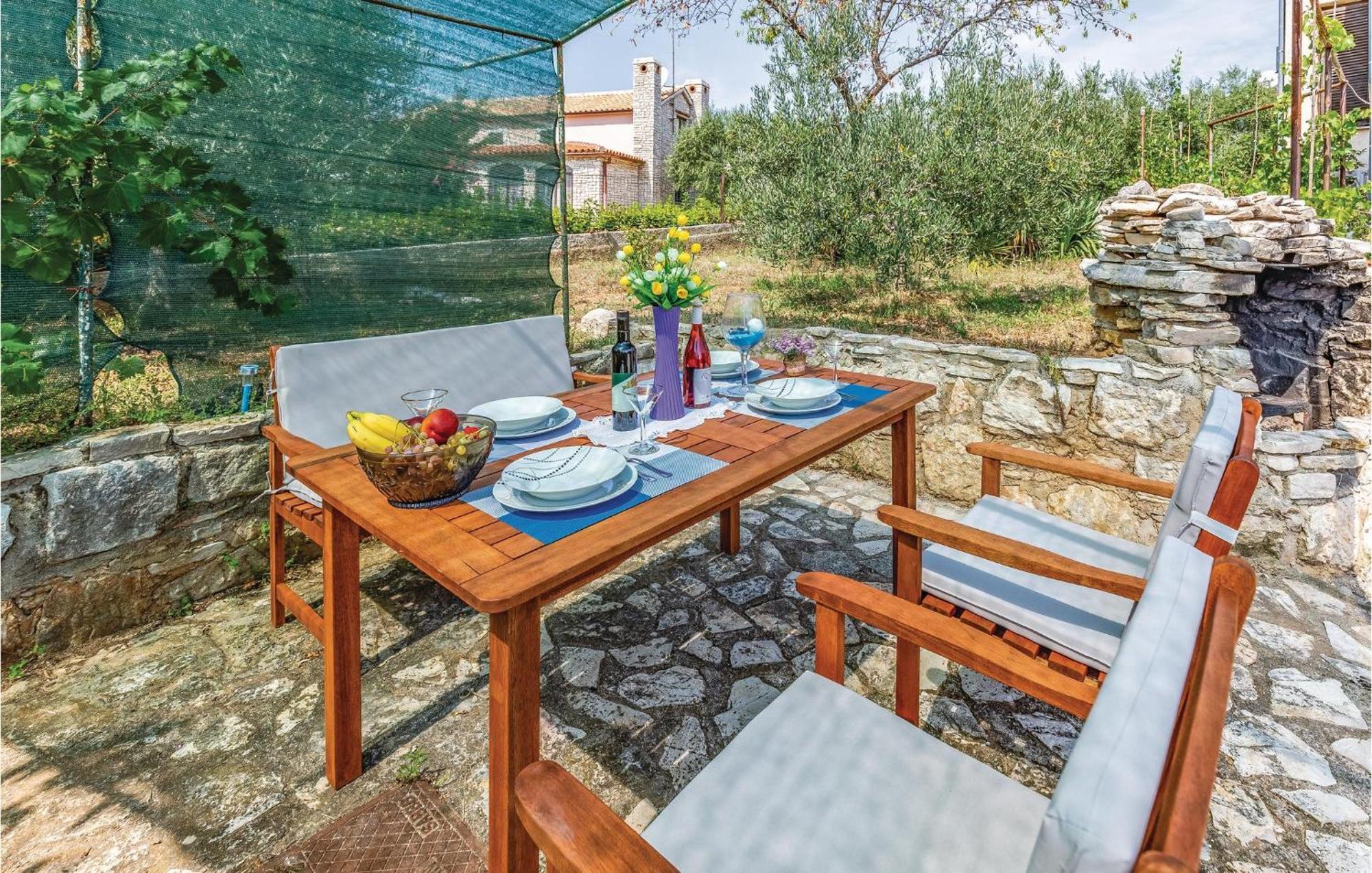 2 Bedroom Awesome Apartment In Vinkuran Exterior foto